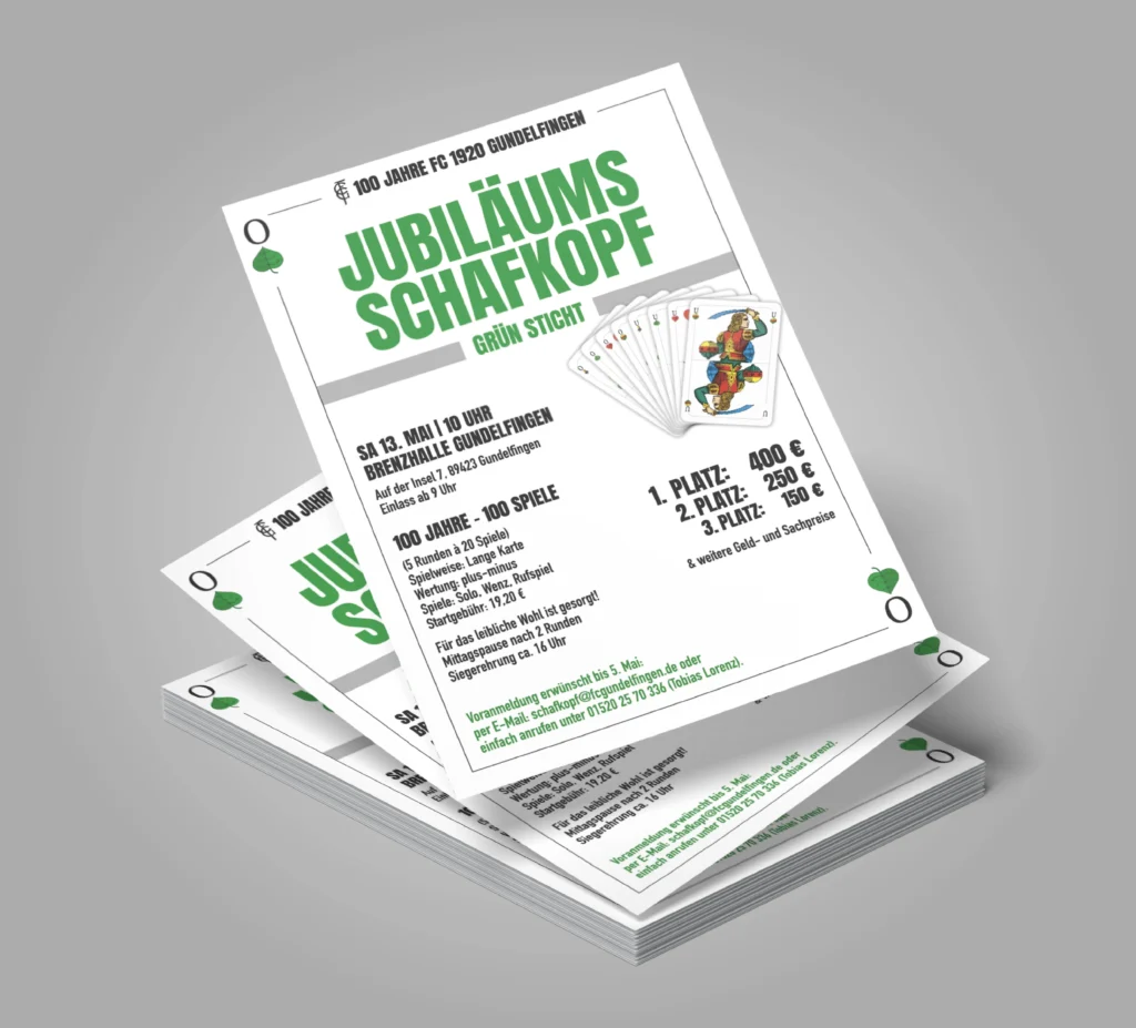 Ein Stapel weiß-grüner Flyer zeigt den Titel Jubiläums-Schafkopf mit Kartenmotiven und Veranstaltungsinformationen.