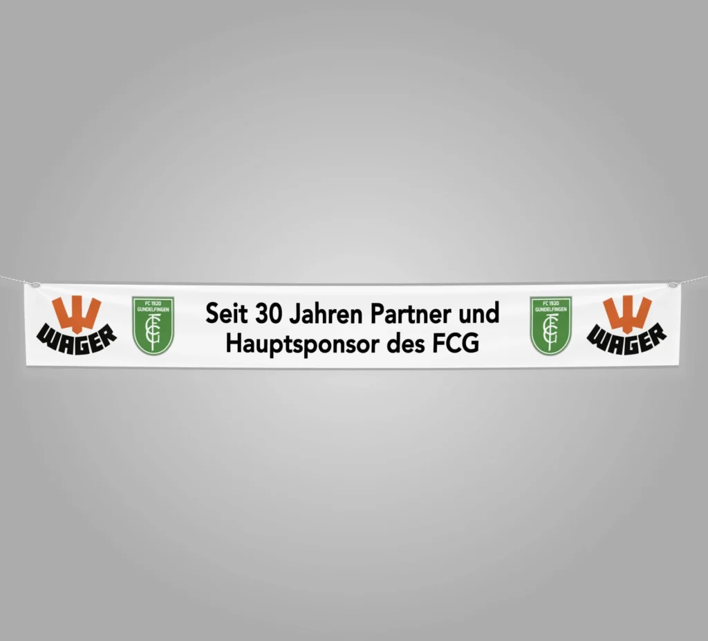 Ein weißes Banner zeigt Wager-Logos, Vereinswappen und den Hinweis auf eine langjährige Partnerschaft mit dem FCG.