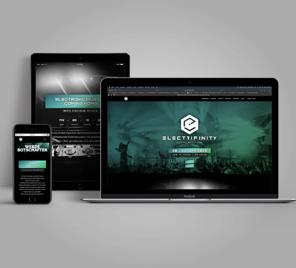 Ein Laptop, ein Tablet und ein Smartphone zeigen die dunkelgrüne Electrifinity-Festivalwebsite vor grauem Hintergrund.
