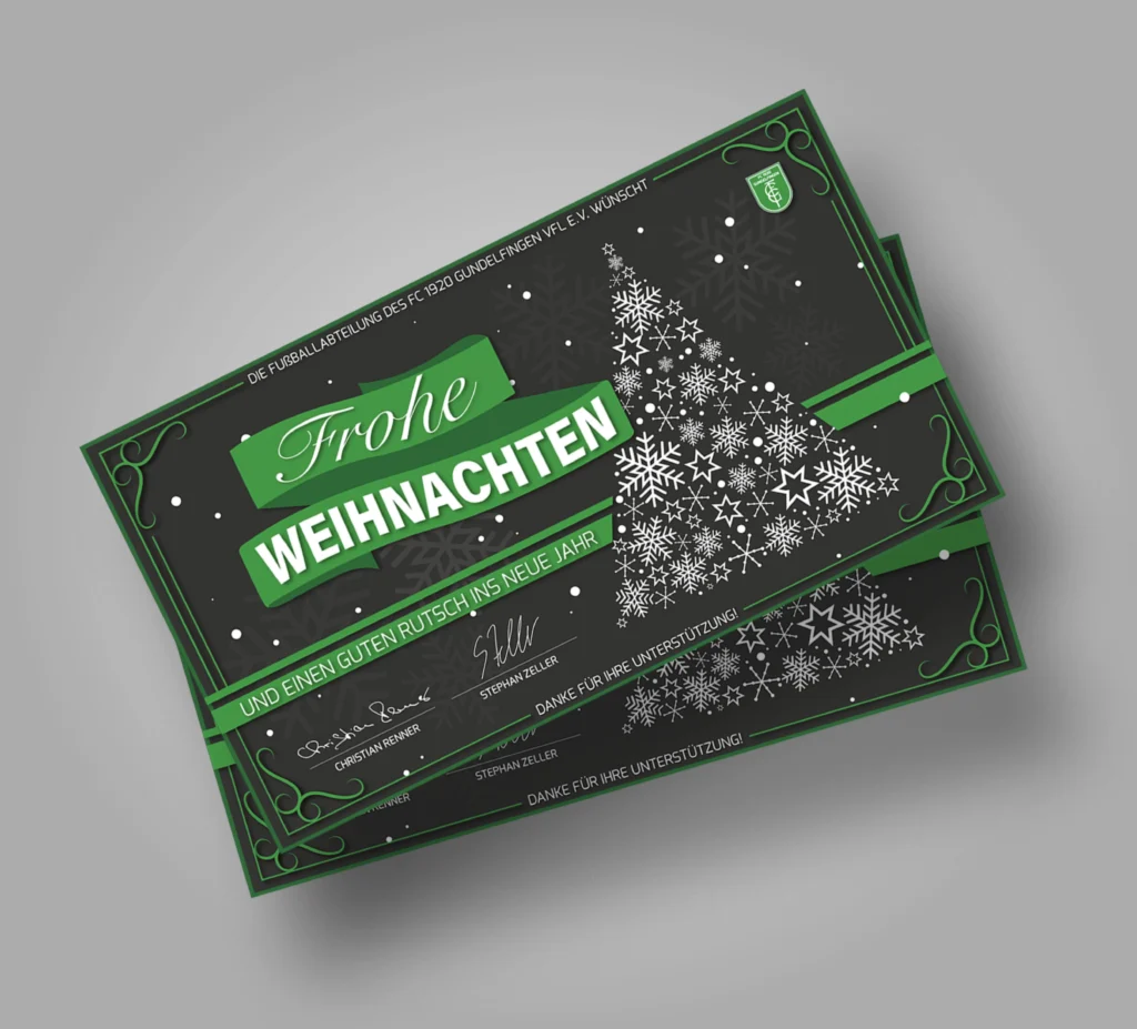 Grüne Weihnachtskarten mit Schneeflocken und der Aufschrift „Frohe Weihnachten“ liegen übereinander auf grauem Hintergrund.