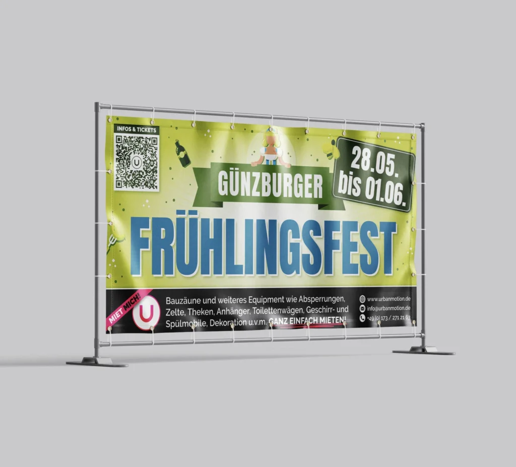 Ein gelb-grünes Banner mit großer Frühlingsfest-Aufschrift und QR-Code hängt in einem dargestellten Metallzaunrahmen.