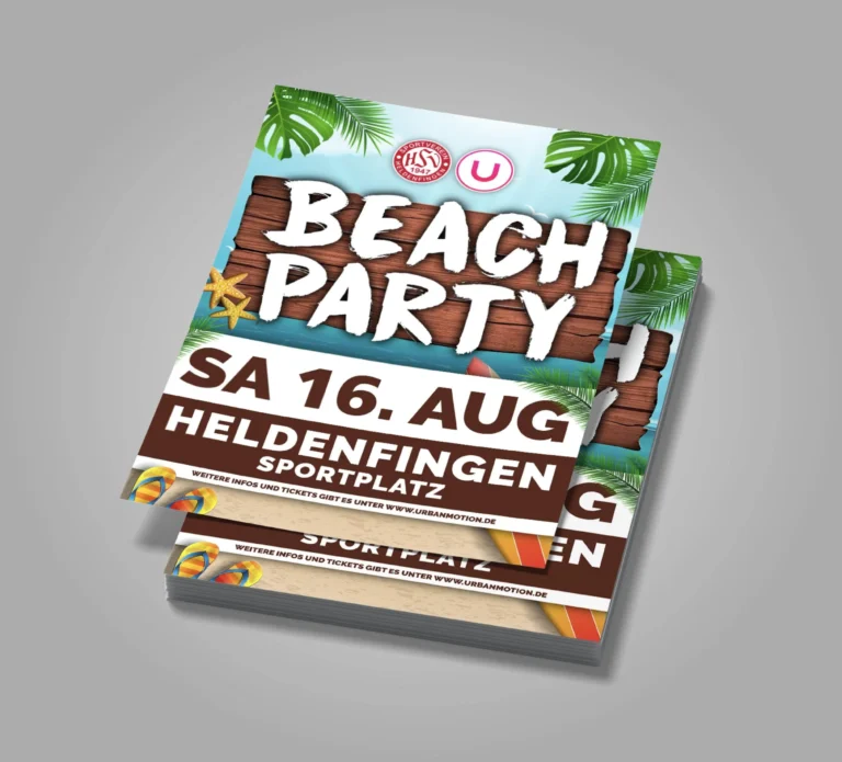Drei grün-braune Beachparty-Plakate zeigen Palmenblätter, große weiße Schrift und Angaben zum Veranstaltungsort.