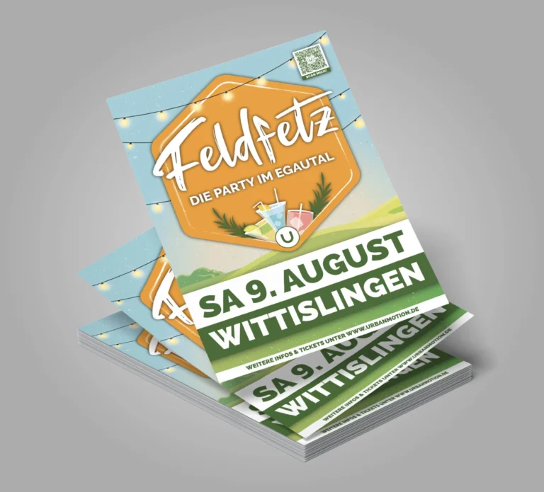Drei orange-grüne Plakate mit großem Feldfetz-Schriftzug und Veranstaltungsangaben liegen übereinander.